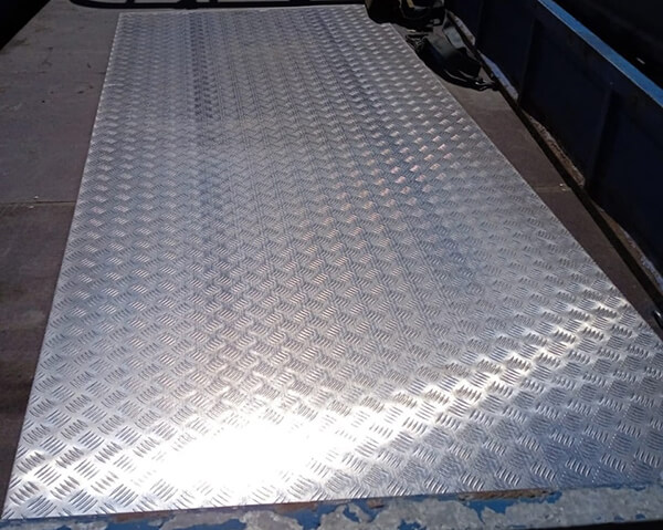 Лист алюминиевый рифленый квинтет 2x1200x3000 мм АМг2Н2 ГОСТ 21631-2023 фото